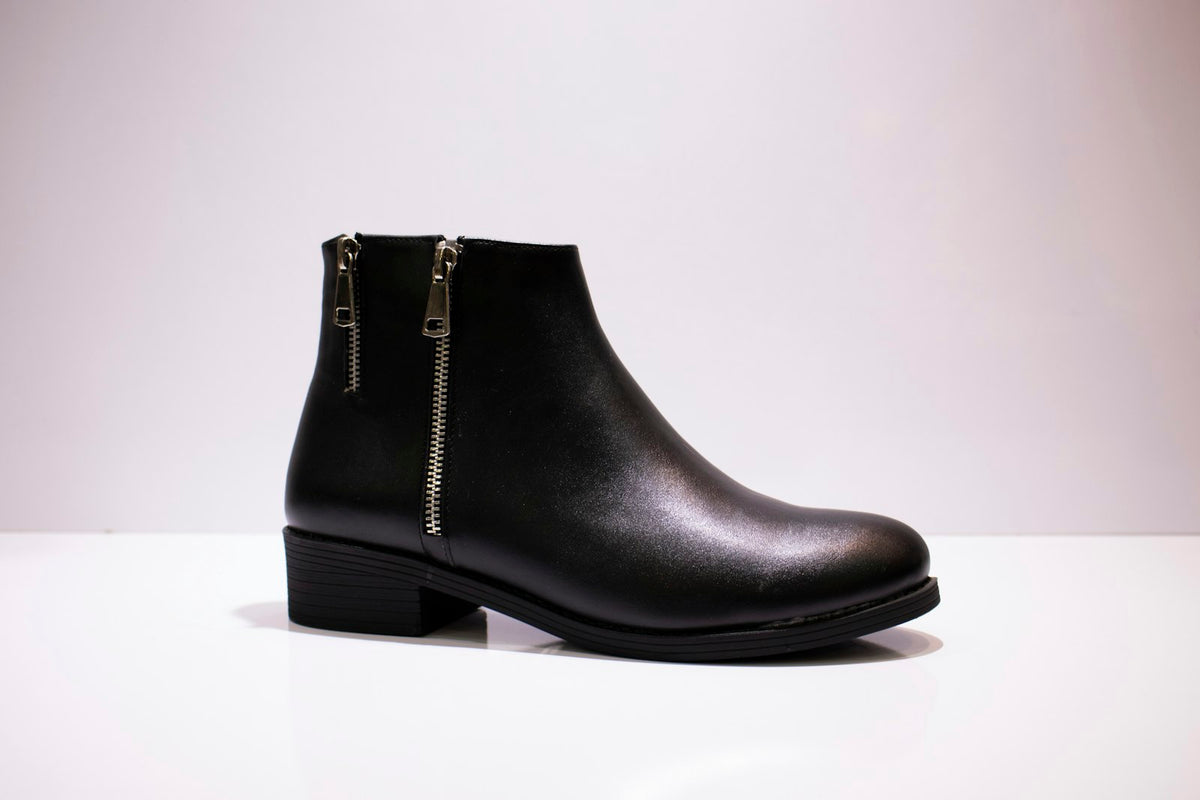 Black leather Chelsea boot
