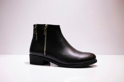 Black leather Chelsea boot